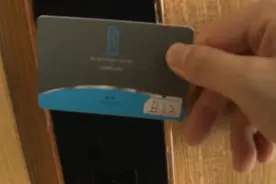 天气太热！两名女子酒店裸睡，不料陌生男半夜闯入……图片