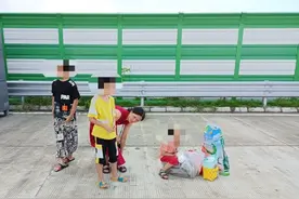 高速口女子拖着行李箱还要照顾三个小孩，幸亏遇见他们……图片