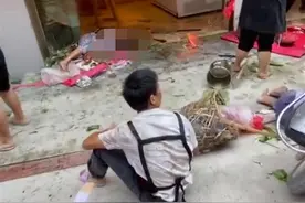 湖南新化一小车失控冲进马路集市，致4人受伤图片