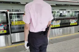 地铁旁、公交车边、停机坪上，他们汗流浃背守护出行图片