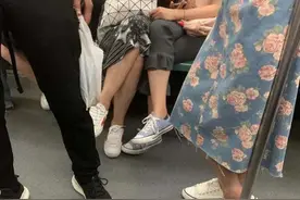 地铁里这样的坐姿，该管吗图片