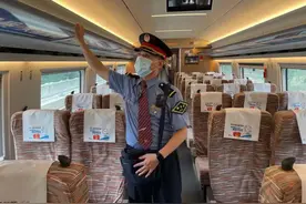 列车长在高铁捡到小纸箱，里面装满了黄金，整整有2公斤重，价值近百万图片