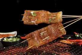 烤苕皮、油条包麻糍……这些火到排长队的美食，你都尝鲜了吗？图片