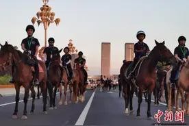 中国西部小城康巴什用“发马仪式”吸睛 打造“网红景观”图片