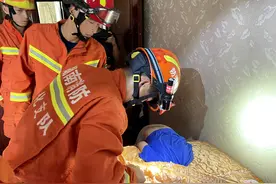 来时好好的，回不去了！怀化熊孩子把头伸进美容床洞拔不出来了，消防拆床救人图片