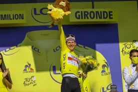 ​卫冕成功！22岁波加查再夺环法总冠军图片