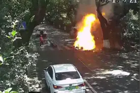 太可怕了！电动车骑行中烧成火球，父女俩瞬间被火吞噬……家人：车是在品牌门店买的图片