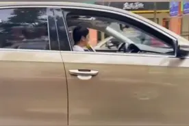 男子边开车边吸水烟筒？昆明交警：安排图片