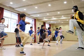 广州暑期校内托管首日，家长趴在墙外看娃打篮球、放飞机图片