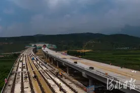 京秦高速公路施工忙图片