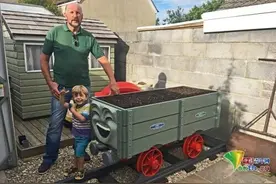 英国爷爷亲手为孙子打造托马斯小火车玩具车图片