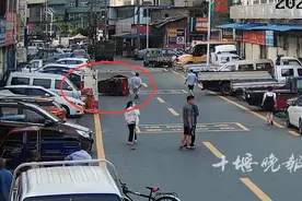 三轮失控撞宝马，肇事者竟是4岁女孩！十堰民警介入图片