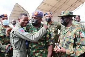 尼日利亚空军飞机遭匪徒击落，飞行员死里逃生图片