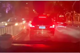兰州一小车拒让救护车被举报？司机称“新手上路有点慌”，结局令人舒适图片