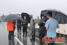 新乡市副市长武胜军到辉县市峪河镇视察汛情图片