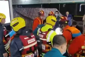 郑州发布：罕见暴雨致郑州地铁全线停运，12人死亡视频封面