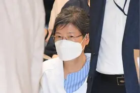 70岁朴槿惠因腰疼住院：穿病号服坐轮椅 多人随行图片