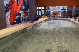 每小时98元，现钓现吃！钓虾馆亮相成都，想试试吗？图片