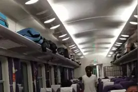 女生讲述被困K227火车24小时：目前已允许乘客自愿下车视频封面