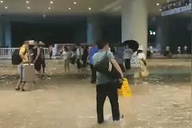 大众网·海报新闻员工亲历被困郑州东站：站内积水、飘雨，在水中摸黑走了两个小时找住宿图片