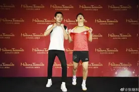 张继科亮相北京杜莎夫人蜡像馆为蜡像揭幕 完美再现撕球衣经典动作图片