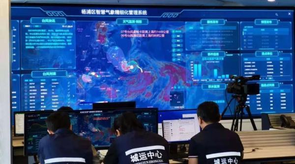 台风要来了！屋顶木条摇摇欲坠如何是好？杨浦区区长直接赶到现场，解决居民难题