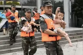 东风“奶爸”上线！火箭军战士1人抱1个娃转移图片