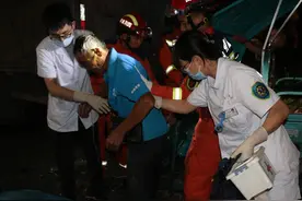 三轮车与大货车追尾致使一人被困 消防拆车将其救出图片