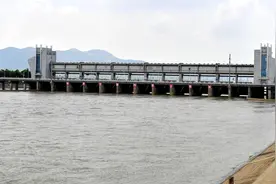 严阵以待！淮河蚌埠闸40个闸门全部开闸放水图片