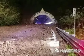 突发！龙瑞高速云南德宏段一隧道涌进泥石流，交通中断图片