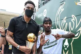 詹宁斯参加雄鹿夺冠游行，和字母合照摆经典手势图片