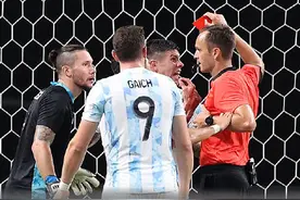 奥尔特加连吃两黄染红 阿根廷不敌澳大利亚图片