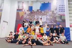 沈阳跑酷“大神”的朋友圈里 有一群从4岁到55岁的“小伙伴”图片