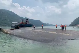 突发！5000吨川籍货船在金沙江库区发生事故断为两截，3人失联正在施救图片