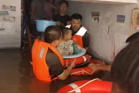 谢谢你为河南冲锋！防汛抢险现场，小女孩向子弟兵敬礼图片