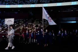 东京奥运会开幕式，奥运难民队用五环旗代替各国国旗入场图片
