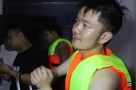 河南籍学生偷回郑州成立救援队，过家门不敢回视频封面