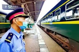 防汛进行时 | 郑州铁路部分旅客列车逐步恢复开行图片