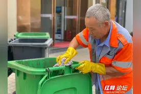 环卫工人清洗垃圾桶 网友：我刷碗都没这么认真图片