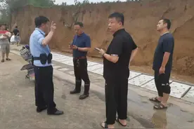 河南暴雨冲出汉代古墓，村民在路边泥土中发现陶器，现场曝光图片