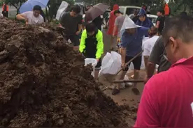 新乡抢险：高三女生深夜参与筑堤，体力不支数次险些晕倒图片