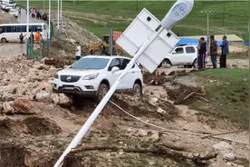 紧急救援！德令哈柏树山景区百余名游客被困图片