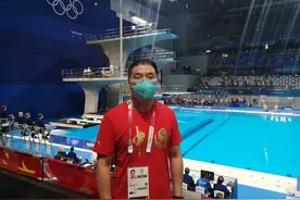 施廷懋教练点评夺金一战“发挥训练水平”，重庆女裁判与郭晶晶陈若琳场边抢镜图片