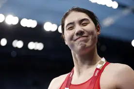 爱笑的姑娘“破茧成蝶”！张雨霏女子100米蝶泳摘银图片