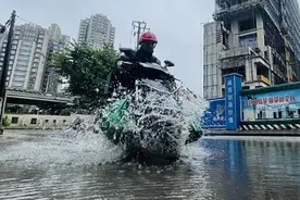 台风天网友呼吁少点外卖勿催单，平台纷纷暂停风险区配送图片