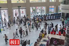 极目直击｜郑大一附院河医院区正式恢复接诊，冰块、风扇上阵降温图片