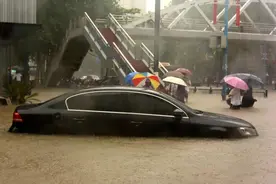 电动汽车暴雨中化身“潜水艇”，涉水后对残值影响有多大？听听专家怎么说图片