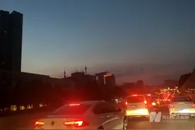 道路封闭叠加晚高峰 郑州市内今晚东西向拥堵严重图片