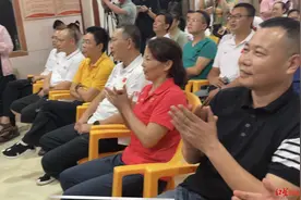 “邹敬园加油！”父老乡亲全程助威，四川宜宾健儿首登奥运领奖台图片