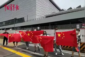 中国女排负于美国，场馆外数面五星红旗令人动容图片